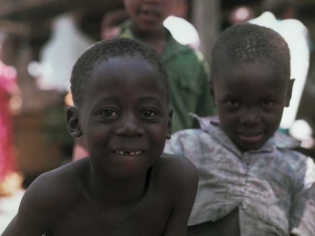 Ni�os africanos sonriendo.